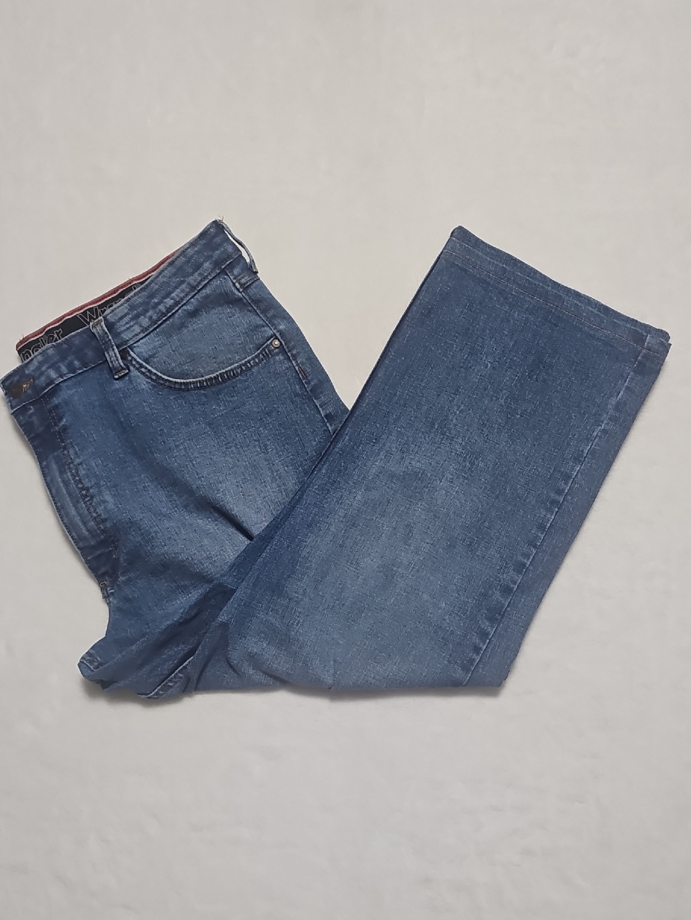Wrangler Men's Medium Blue Relaxed Jeans
